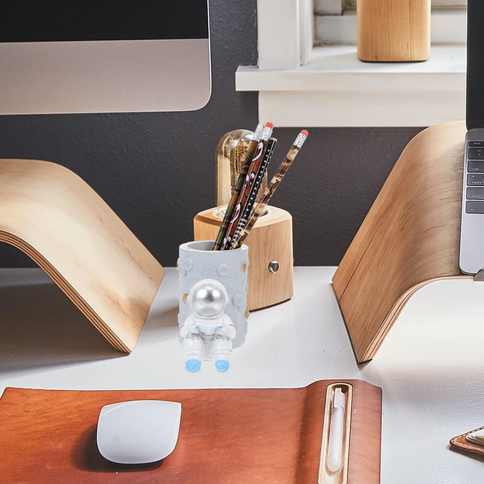 Astronaut Pen Holder Resin Desktop Stationery Organizer Creative Pencil Cup for Office Decor Kids Room Indoor Table Accessory
Astronaut Pen Holder Resin Desktop Stationery Organizer Creative Pencil Cup for Office Decor Kids Room Indoor Table Accessory