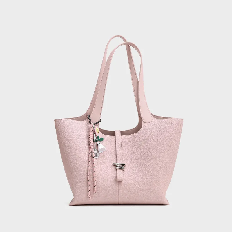 Introducing the Bell Tote for Early Fall 2025. A spacious, genuine leather bag designed for effortless commuter chic.
Introducing the Bell Tote for Early Fall 2025. A spacious, genuine leather bag designed for effortless commuter chic.