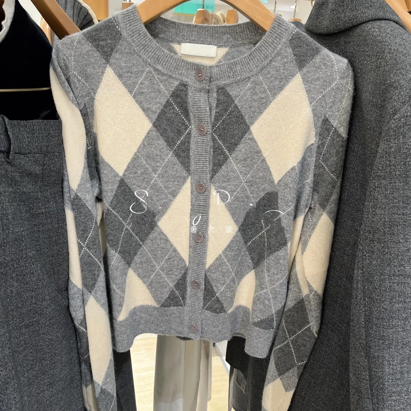 Autumn Winter New Style SD Fashion Knitted Long Sleeve round Neck Cashmere Woolen Open Cardigan Top Color Block Diamond Pattern
Autumn Winter New Style SD Fashion Knitted Long Sleeve round Neck Cashmere Woolen Open Cardigan Top Color Block Diamond Pattern
