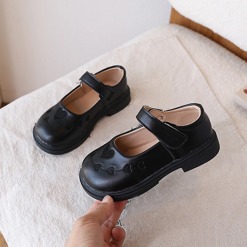 Children's Flats New Sweet Heart Embroidered Girls Black Uniform Leather Shoes Formal Versatile Kids Princess Mary Jane Shoes
Children's Flats New Sweet Heart Embroidered Girls Black Uniform Leather Shoes Formal Versatile Kids Princess Mary Jane Shoes