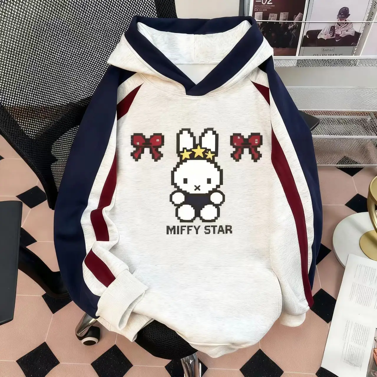 Новая спортивная толстовка с капюшоном Miffy с мультяшным принтом и рукавами реглан, повседневная и свободная осенняя одежда, универсальная куртка для пар
Новая спортивная толстовка с капюшоном Miffy с мультяшным принтом и рукавами реглан, повседневная и свободная осенняя одежда, универсальная куртка для пар