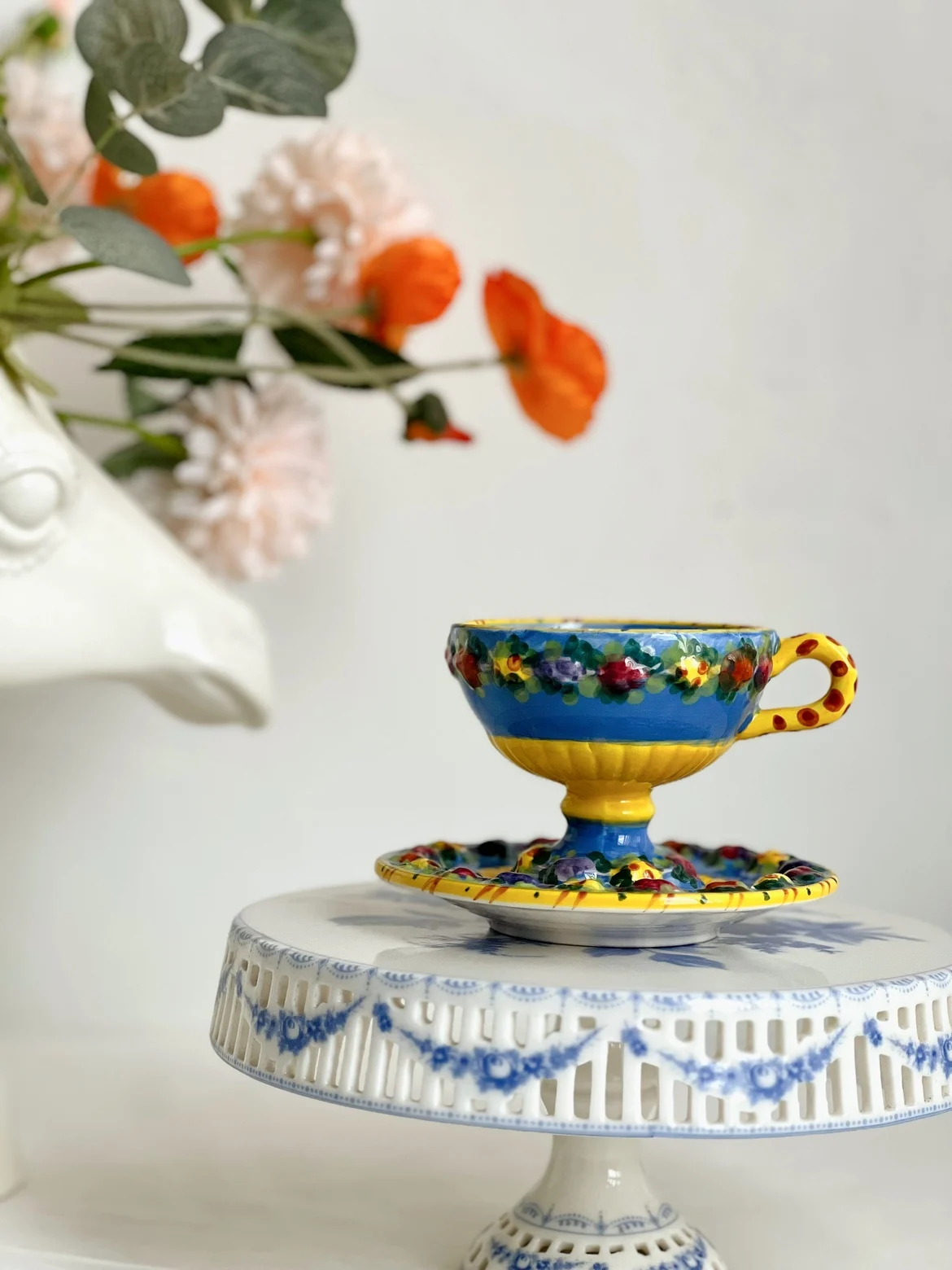 Pure Hand-painted Embossed Small Waist Goblet Coffee Cup Milk Cup Breakfast Cup Afternoon Tea Family Dinner
Pure Hand-painted Embossed Small Waist Goblet Coffee Cup Milk Cup Breakfast Cup Afternoon Tea Family Dinner