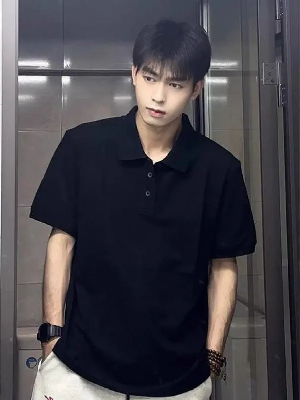 Летняя мужская свободная футболка с коротким рукавом, повседневная, с отложным воротником, больших размеров, простой деловой повседневный топ
Летняя мужская свободная футболка с коротким рукавом, повседневная, с отложным воротником, больших размеров, простой деловой повседневный топ