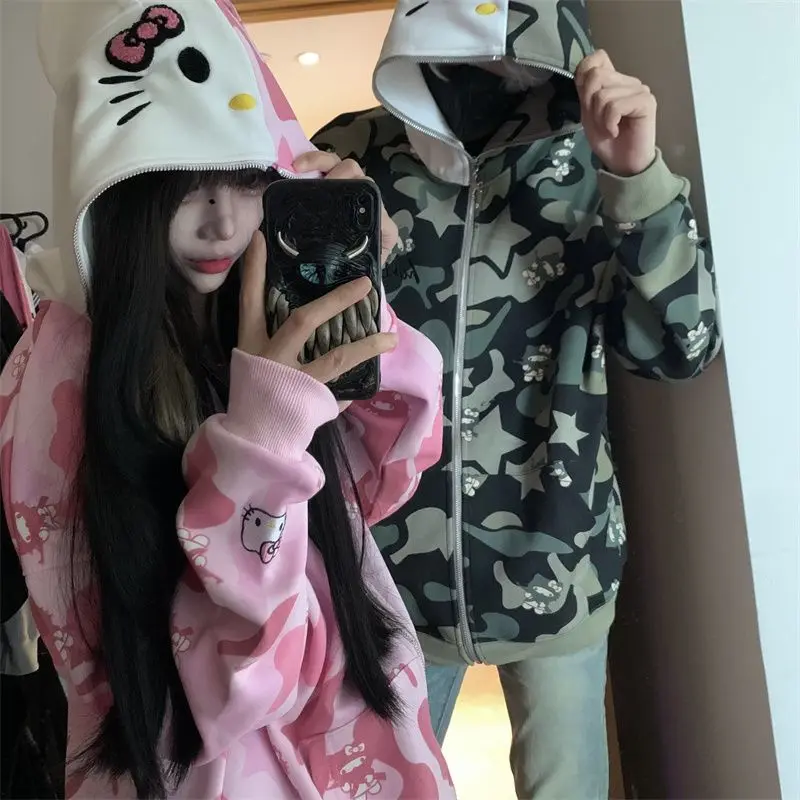 Женская толстовка Y2K Hello Kitty с камуфляжным принтом Yinlian, аниме-стиль Sanrio, осенне-зимняя, хлопковая, на молнии, для пар, повседневная
Женская толстовка Y2K Hello Kitty с камуфляжным принтом Yinlian, аниме-стиль Sanrio, осенне-зимняя, хлопковая, на молнии, для пар, повседневная