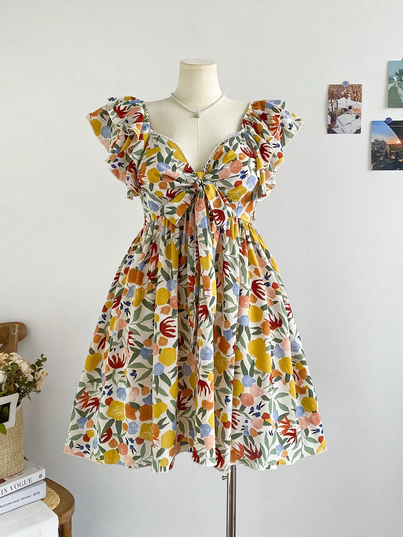 Платье А-силуэта с цветочным принтом, рукавами-крылышками с рюшами и бантом спереди
Платье А-силуэта с цветочным принтом, рукавами-крылышками с рюшами и бантом спереди