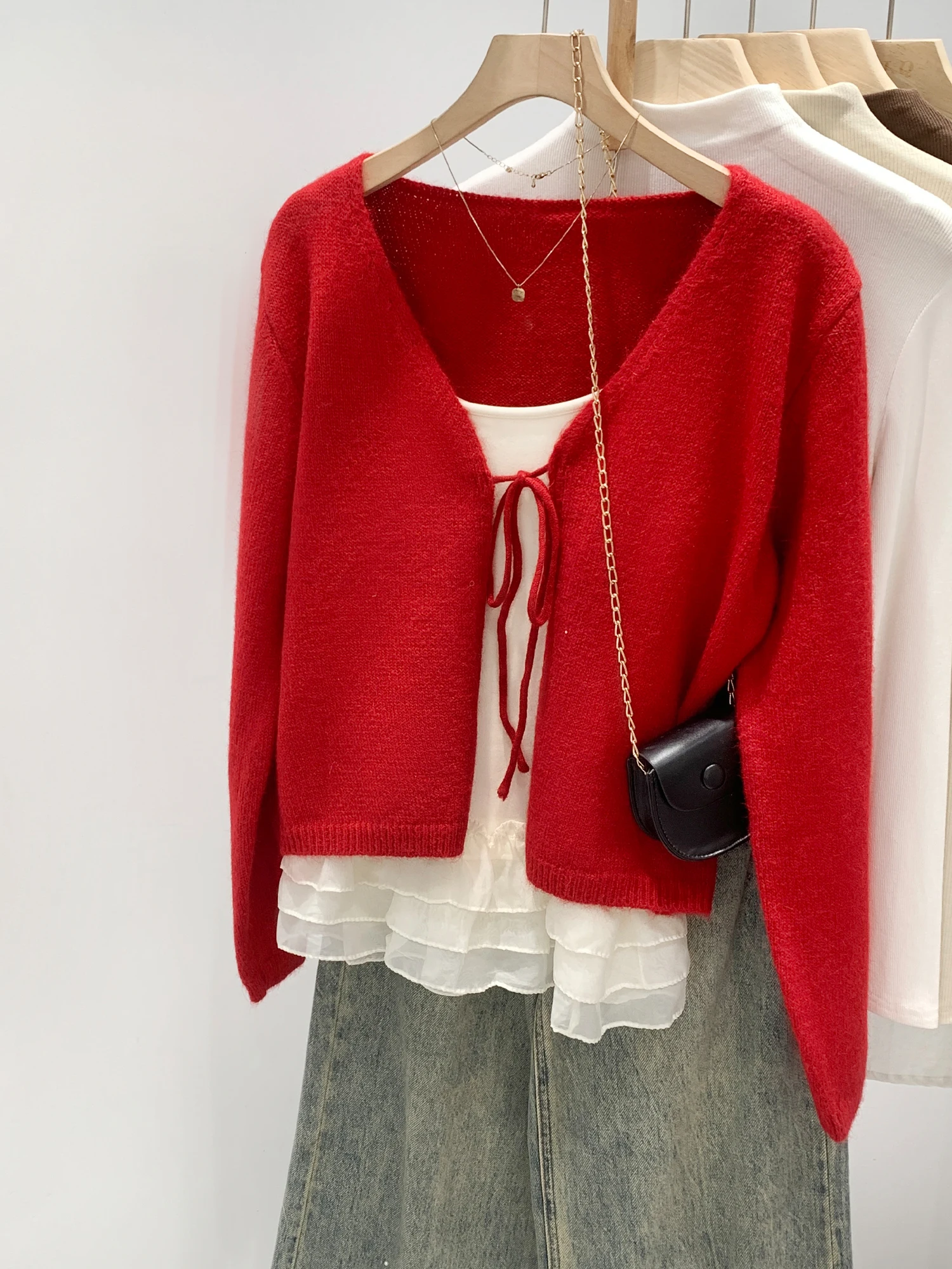 Sweet Red V-Neck Knitted Cardigan Women's Winter New Lazy High-End Feeling Sweater Coat Loose Fit Soft Fabric Long Sleeve Sho...
Sweet Red V-Neck Knitted Cardigan Women's Winter New Lazy High-End Feeling Sweater Coat Loose Fit Soft Fabric Long Sleeve Sho...