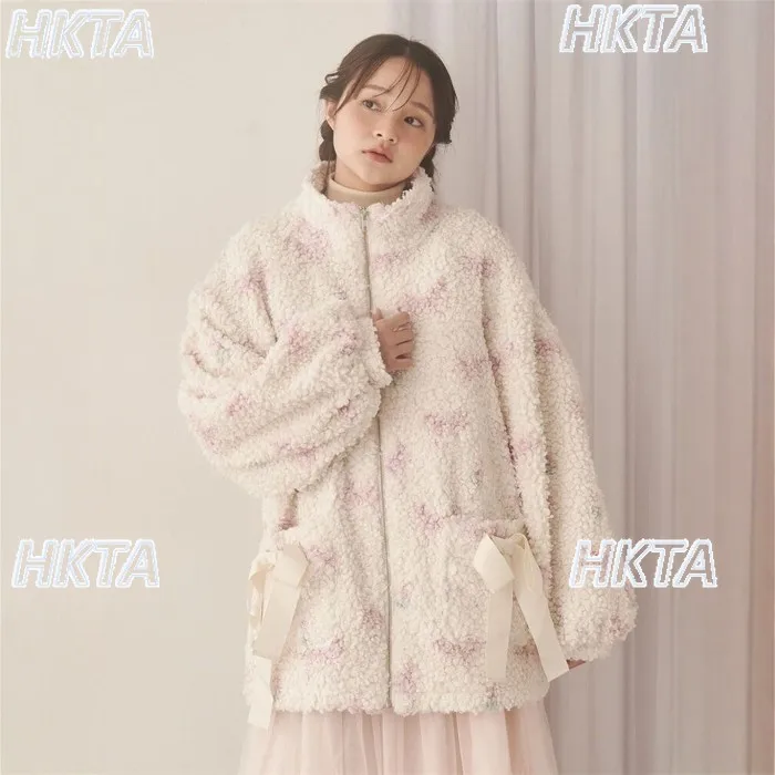 2025 зимнее новое пушистое пальто с милым бантом для женщин, свободное модное утолщенное теплое хлопковое пальто, женская одежда в японском стиле
2025 зимнее новое пушистое пальто с милым бантом для женщин, свободное модное утолщенное теплое хлопковое пальто, женская одежда в японском стиле