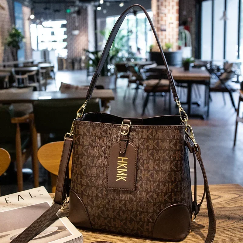 Fashionable Trendy Leather Clutch Purse For Women With Unique Vintage Design And High-End Simple Capacity
Fashionable Trendy Leather Clutch Purse For Women With Unique Vintage Design And High-End Simple Capacity