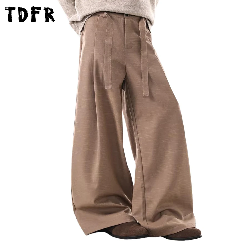 Мужские плиссированные брюки в стиле ретро с поясом, однотонные, повседневные, свободного кроя, широкие, в стиле «бананы».
Мужские плиссированные брюки в стиле ретро с поясом, однотонные, повседневные, свободного кроя, широкие, в стиле «бананы».