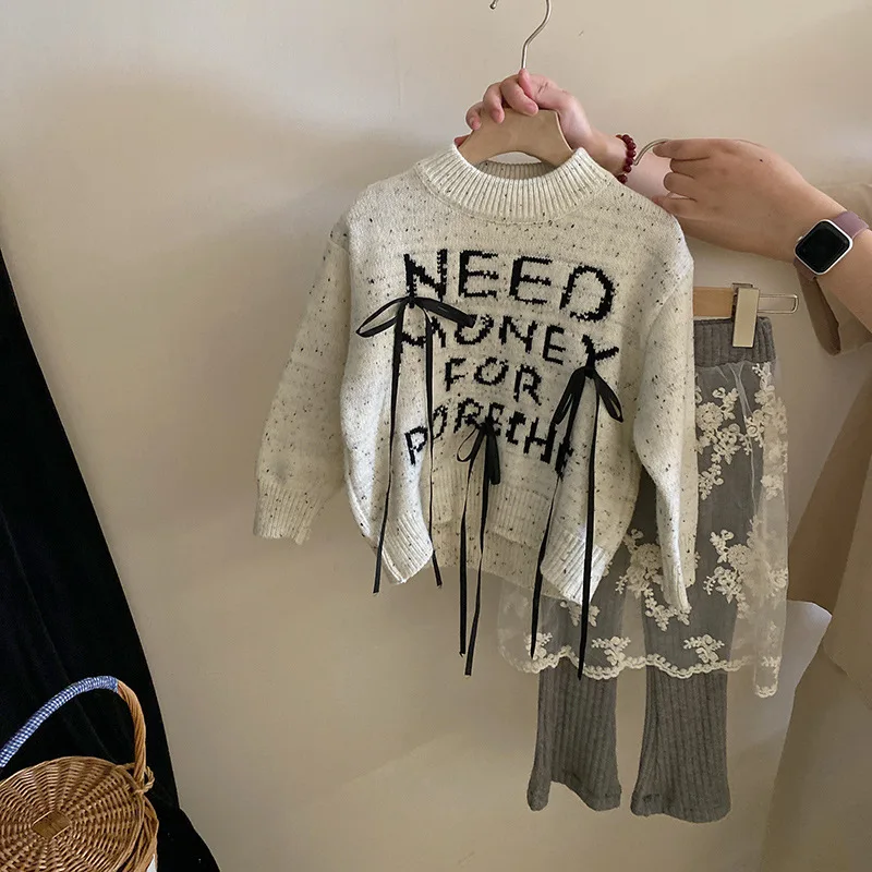Girls Suit 2024 Autumn New Childrens Wear Korean Style Baby Girl Letter Bow Knit Sweater Lace Patchwork Culottes Two-piece Set
Girls Suit 2024 Autumn New Childrens Wear Korean Style Baby Girl Letter Bow Knit Sweater Lace Patchwork Culottes Two-piece Set