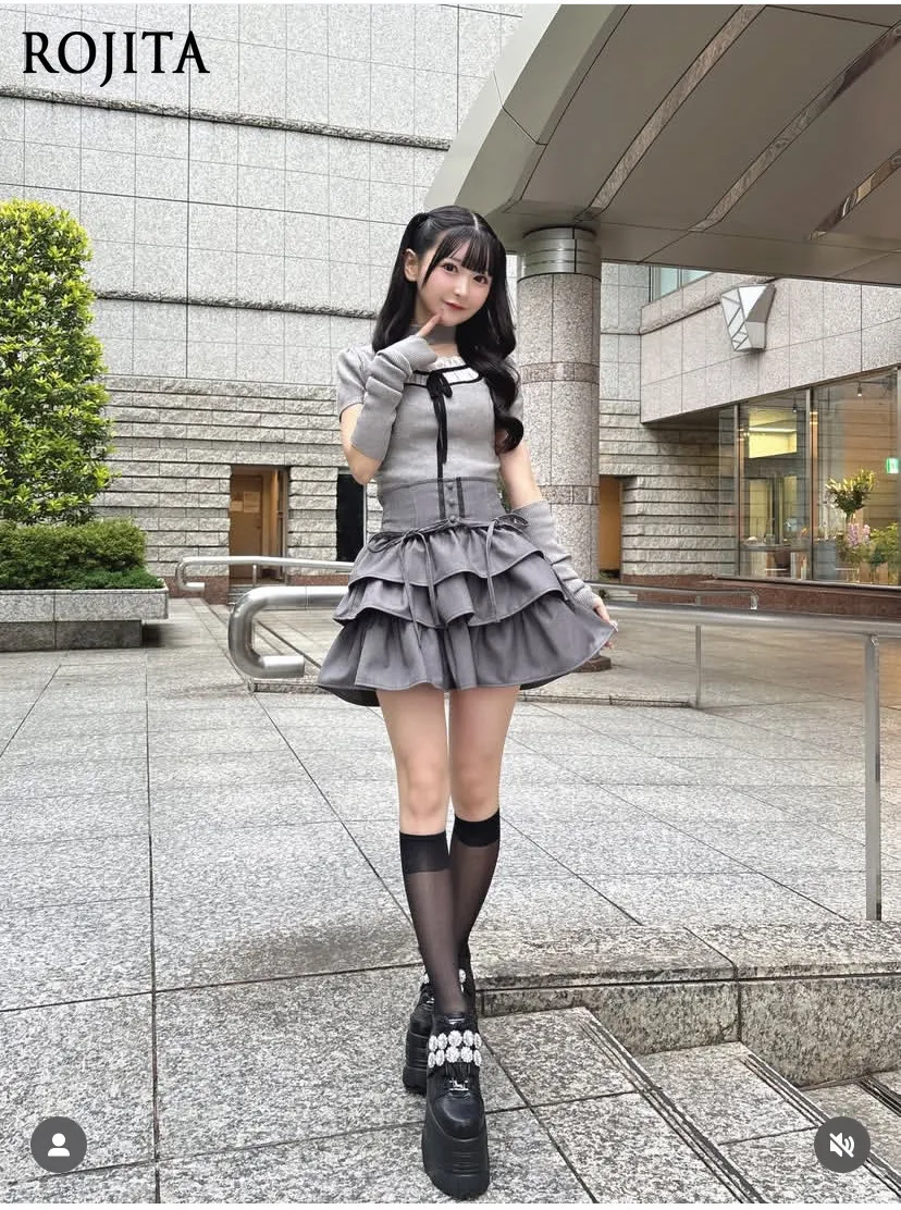 Bow-tie Lace-stitched Culottes Tiered Ruffle Mini Skirt High Waist Gothic Lolita Cake Skirt with Lace Trim
Bow-tie Lace-stitched Culottes Tiered Ruffle Mini Skirt High Waist Gothic Lolita Cake Skirt with Lace Trim