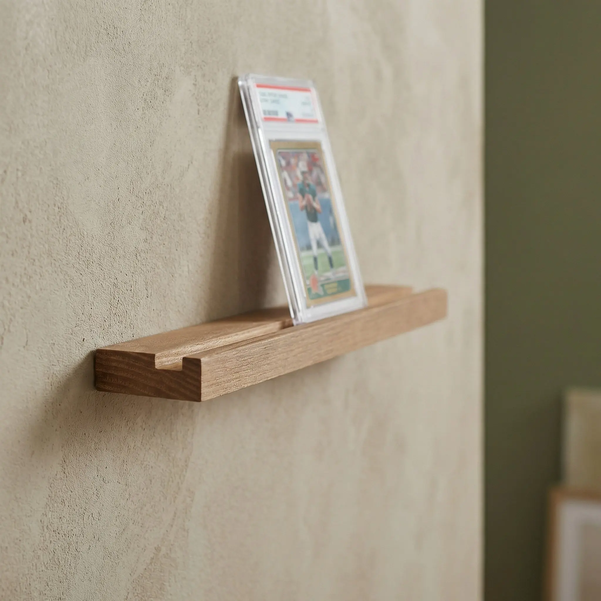 4Pcs Hardwearing Wood Trading Card Display Shelf Wall Mounted Card Holder Stand for Sports Memorabilia Basketball Football Cards
4Pcs Hardwearing Wood Trading Card Display Shelf Wall Mounted Card Holder Stand for Sports Memorabilia Basketball Football Cards