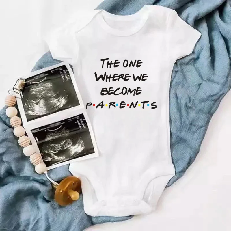 The One Where We Become Parents, объявление о ребенке, боди для новорожденных, хлопковые комбинезоны с короткими рукавами для маленьких мальчиков и девочек, раскрывающие беременность
The One Where We Become Parents, объявление о ребенке, боди для новорожденных, хлопковые комбинезоны с короткими рукавами для маленьких мальчиков и девочек, раскрывающие беременность