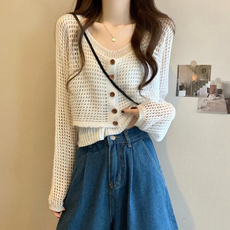 French hollow knitted sweater women's spring and autumn loose short top cardigan suspender two-piece set
French hollow knitted sweater women's spring and autumn loose short top cardigan suspender two-piece set