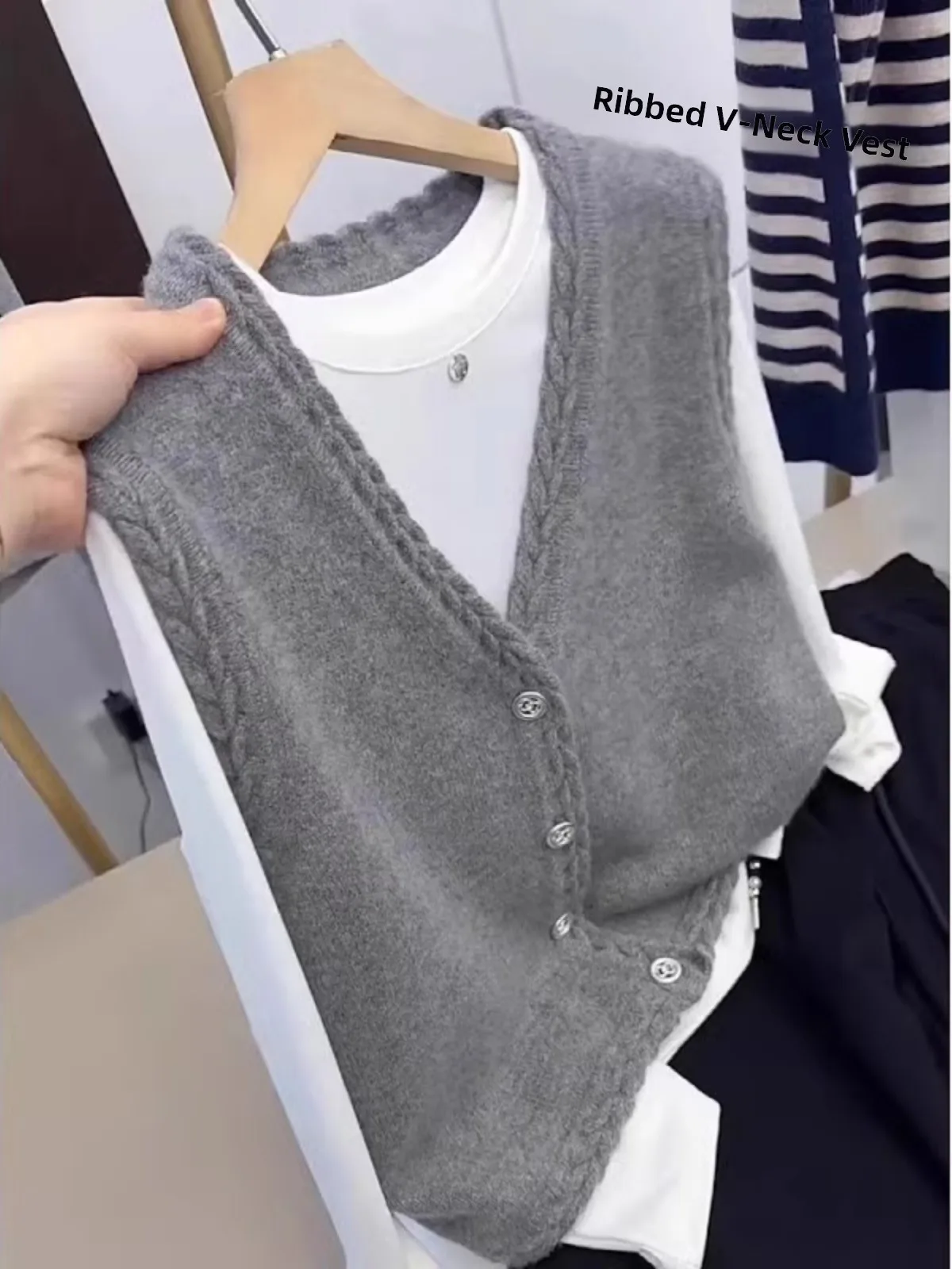 Spring 2026 plus Size Women's Knitted Vest V-Neck Layering Sweater Cardigan Outerwear Commute Style Regular Length Single Button
Spring 2026 plus Size Women's Knitted Vest V-Neck Layering Sweater Cardigan Outerwear Commute Style Regular Length Single Button