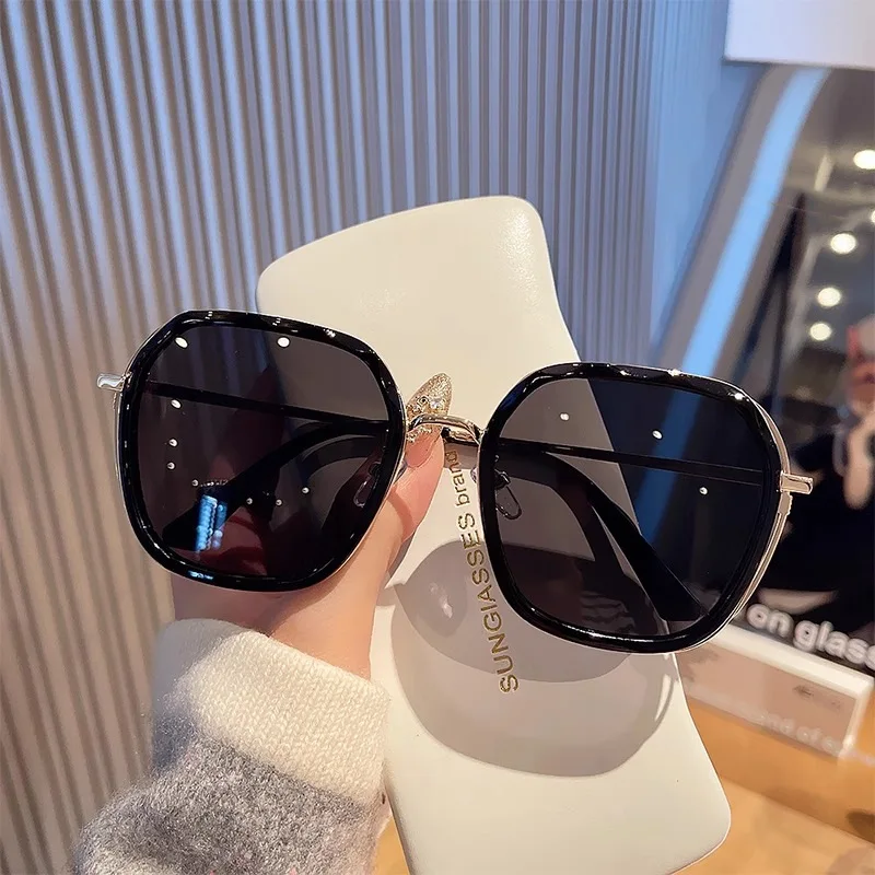 2025 Korean Style Cat Eye Sunglasses - Polarized Oversized Retro Vintage UV400 Women's Driving Shades
2025 Korean Style Cat Eye Sunglasses - Polarized Oversized Retro Vintage UV400 Women's Driving Shades