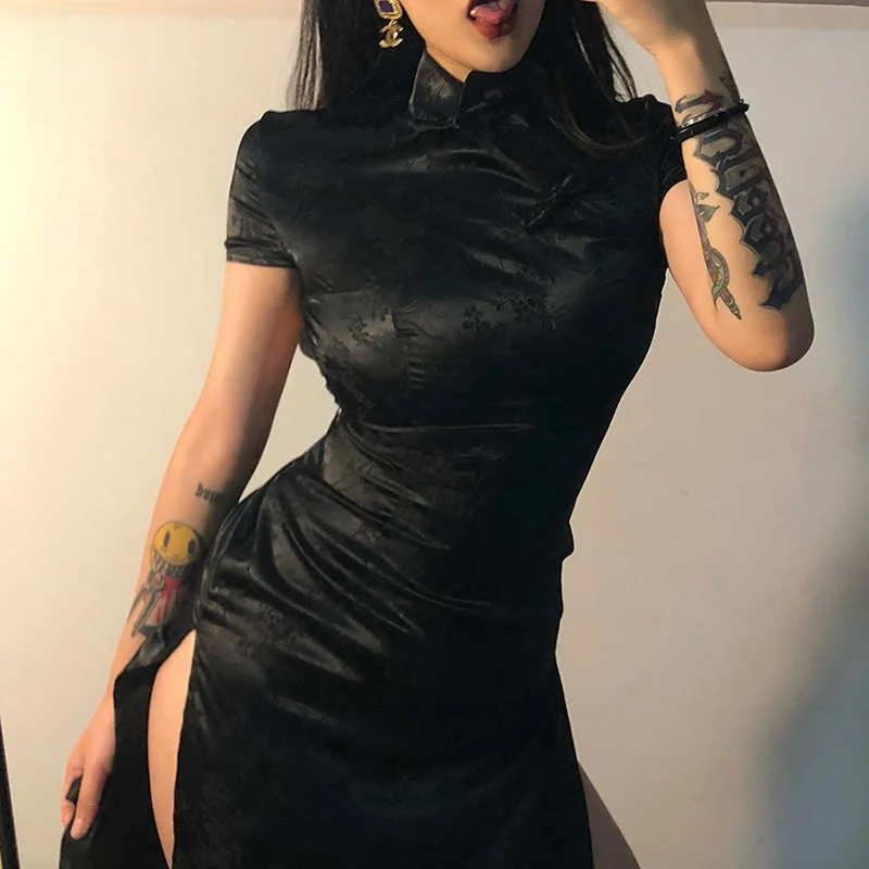 Gothic Black Women's High Waist Short Sve Slim Fit Mandarin Collar Tunic Top with Side Slits for Autumn Season
Gothic Black Women's High Waist Short Sve Slim Fit Mandarin Collar Tunic Top with Side Slits for Autumn Season
