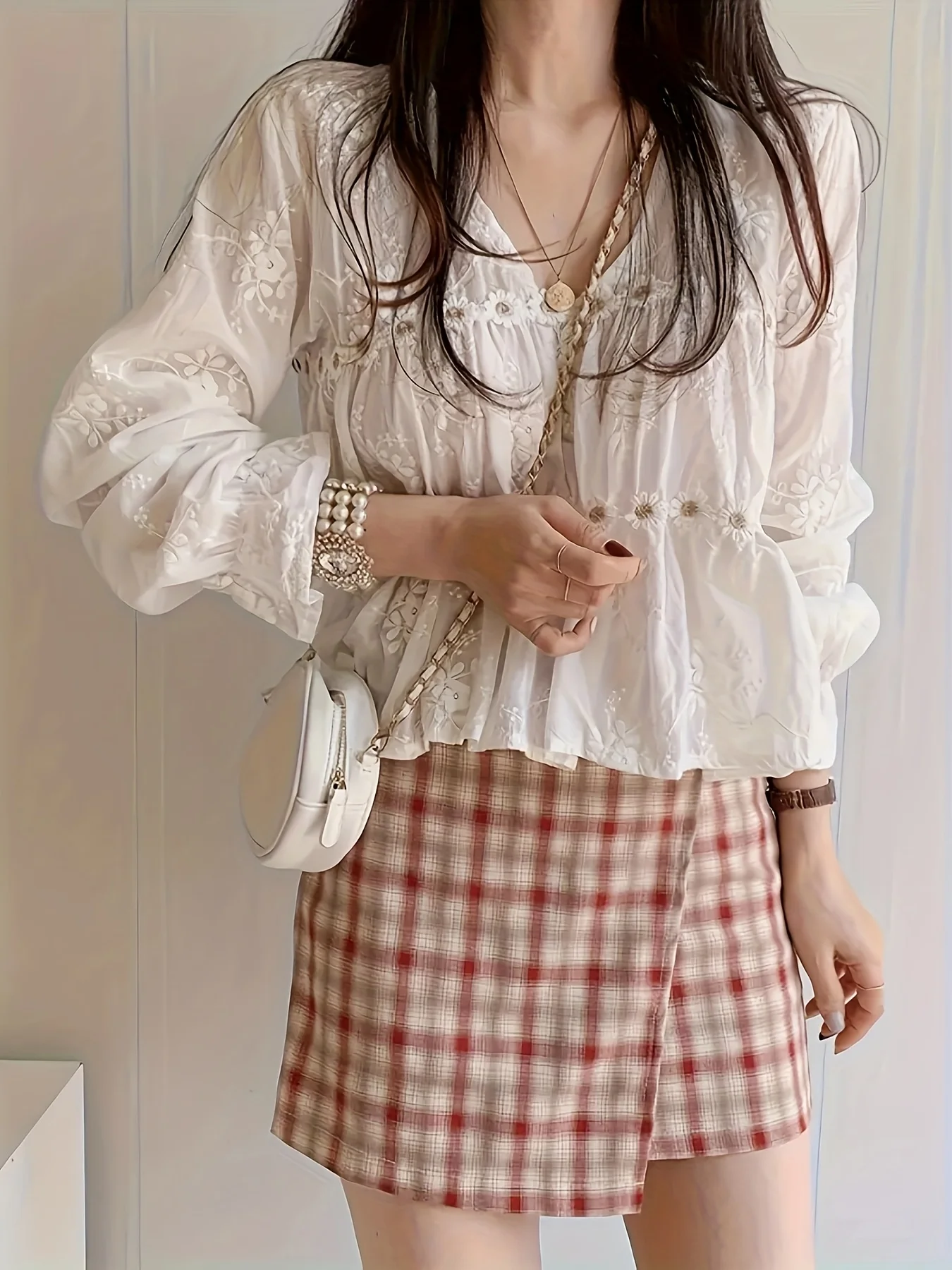 Женская элегантная свободная повседневная рубашка с длинными рукавами и v-образным вырезом с кружевной отделкой и цветочной вышивкой
Женская элегантная свободная повседневная рубашка с длинными рукавами и v-образным вырезом с кружевной отделкой и цветочной вышивкой