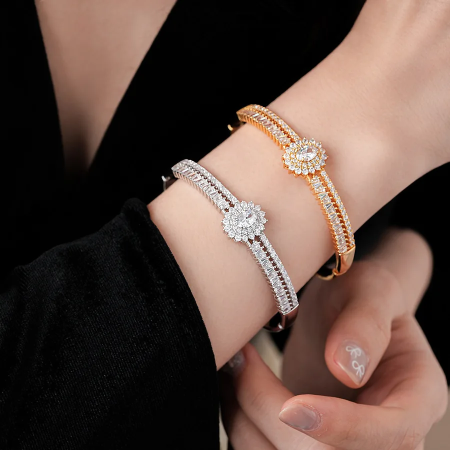 South Korea New Geometric Oval Flower Bracelet Exquisite Temperament Fashion Simple Bracelet Women's Jewelry
South Korea New Geometric Oval Flower Bracelet Exquisite Temperament Fashion Simple Bracelet Women's Jewelry