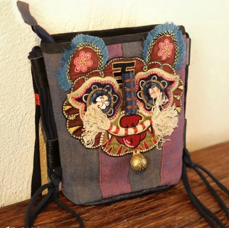 Top Retro handmade bags for women Ethnic old embroidery Tiger head bag Cotton linen crossbody bag phone bag
Top Retro handmade bags for women Ethnic old embroidery Tiger head bag Cotton linen crossbody bag phone bag