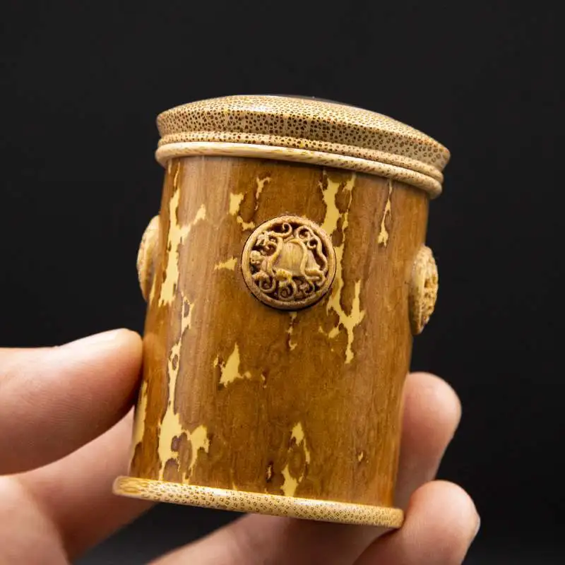 Carved grasshopper tube Wenwan glass bamboo bell black and white insect breeding jar bamboo songworm
Carved grasshopper tube Wenwan glass bamboo bell black and white insect breeding jar bamboo songworm