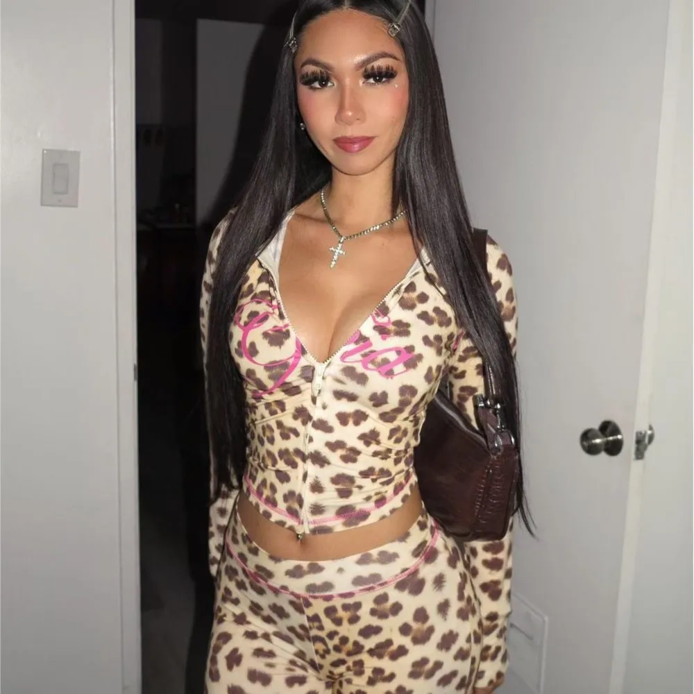 Женский спортивный костюм, комплект из 2 предметов, шорты, куртка с леопардовым принтом и капюшоном на молнии с буквенным принтом + байкерские шорты, одинаковые эластичные костюмы для активного отдыха
Женский спортивный костюм, комплект из 2 предметов, шорты, куртка с леопардовым принтом и капюшоном на молнии с буквенным принтом + байкерские шорты, одинаковые эластичные костюмы для активного отдыха