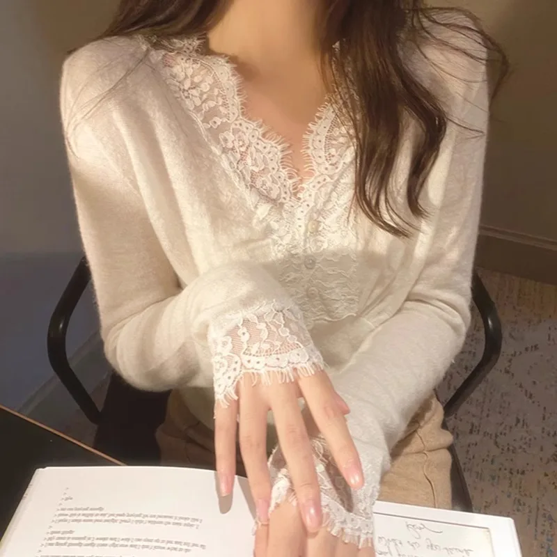 Spring Autumn Winter Lace Splicing V-Neck Knitted Top Women Single-Breasted Inner Sweater Base Shirt
Spring Autumn Winter Lace Splicing V-Neck Knitted Top Women Single-Breasted Inner Sweater Base Shirt
