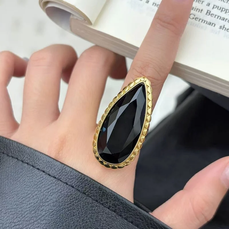 Black Metal Ring Stylish Vintage Waterdrop Finger Ring for Women European Fashion Accessory for Daily Commuting
Black Metal Ring Stylish Vintage Waterdrop Finger Ring for Women European Fashion Accessory for Daily Commuting