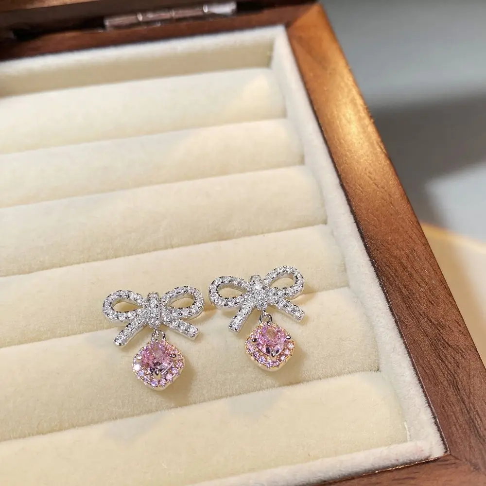PT950 platinum butterfly-shaped stud earrings for women. Featuring a pink diamond. These are cute, in the style of Instagram
PT950 platinum butterfly-shaped stud earrings for women. Featuring a pink diamond. These are cute, in the style of Instagram