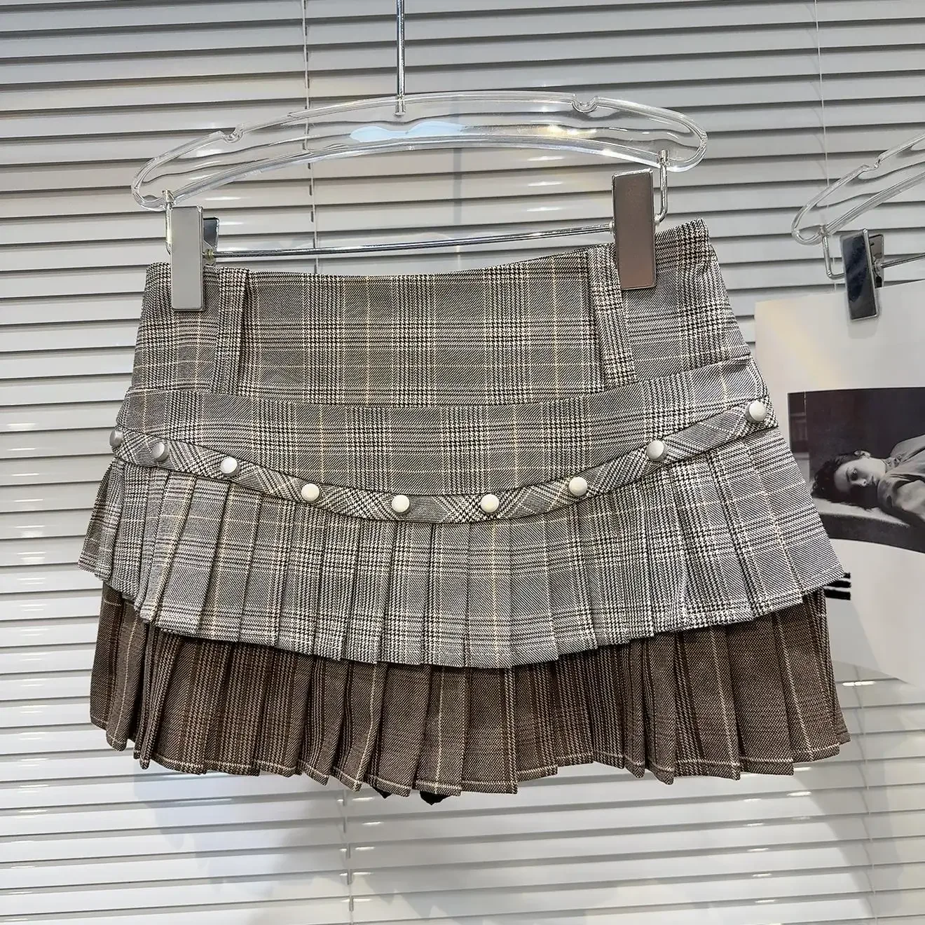 Весна 2025 года, новая клетчатая юбка с заклепками, уменьшающая возраст, плиссированная юбка, женская юбка
Весна 2025 года, новая клетчатая юбка с заклепками, уменьшающая возраст, плиссированная юбка, женская юбка