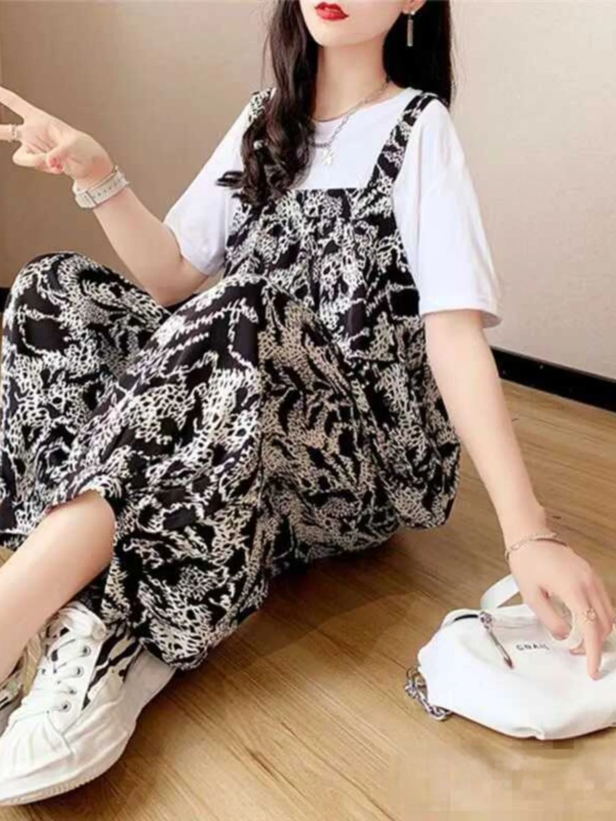 plus Size Women's Wide Leg Pants Two Piece Set Summer Fashion Slimming Loose Stylish Shoulder Strap Pants Ensemble Casual Kor...
plus Size Women's Wide Leg Pants Two Piece Set Summer Fashion Slimming Loose Stylish Shoulder Strap Pants Ensemble Casual Kor...