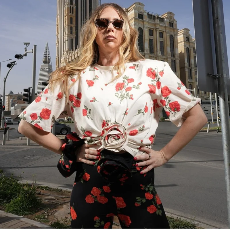 Chic Short-sleeved 3D Flower Waist-leaked Women's Top Round Neck Shoulder Loose T-shirt 2025 Summer Holiday Casual Lady Tops
Chic Short-sleeved 3D Flower Waist-leaked Women's Top Round Neck Shoulder Loose T-shirt 2025 Summer Holiday Casual Lady Tops