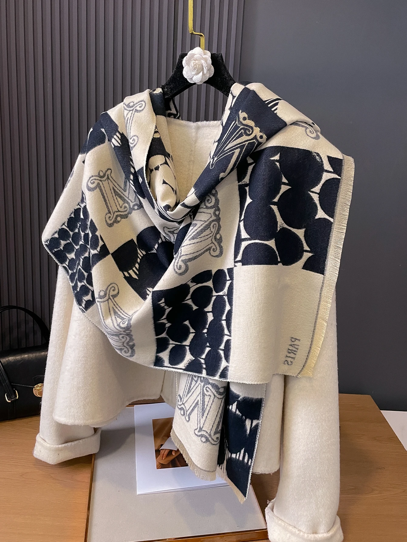 Зимнее дизайнерское одеяло из пашмины, кашемировый шарф для женщин, теплые толстые шали и накидки, пончо, женский глушитель Bufanda Echarpe с кисточками 
Зимнее дизайнерское одеяло из пашмины, кашемировый шарф для женщин, теплые толстые шали и накидки, пончо, женский глушитель Bufanda Echarpe с кисточками