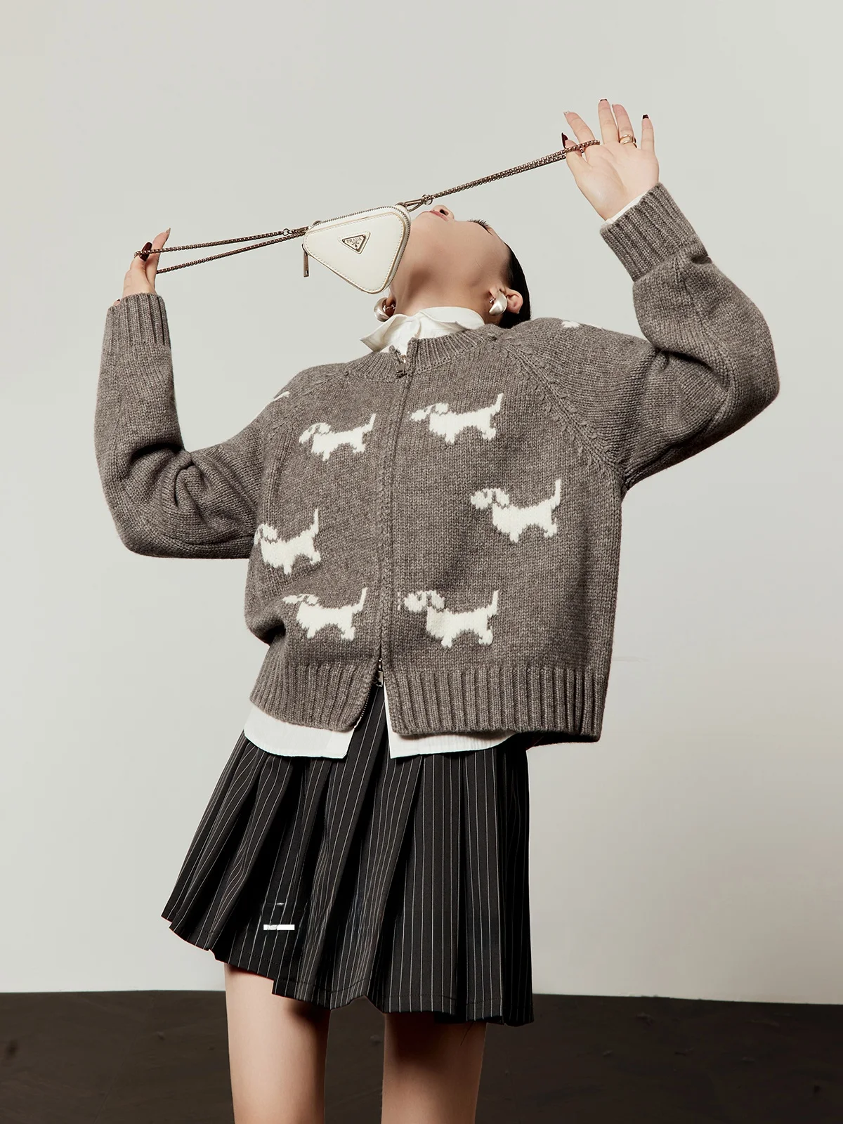 Женский вязаный свитер-кардиган на весну 2026 года, новинка, свободный крой, повседневный, с круглым вырезом, в стиле ретро, с длинными рукавами
Женский вязаный свитер-кардиган на весну 2026 года, новинка, свободный крой, повседневный, с круглым вырезом, в стиле ретро, с длинными рукавами