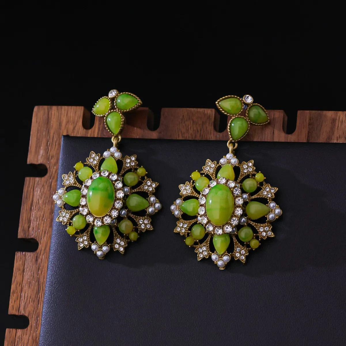 New Russia Style Medieval Hollow Resin Flower Earrings, Simple Holiday Light Luxury Vintage Rhinestone-encrusted Dangle Earrings
New Russia Style Medieval Hollow Resin Flower Earrings, Simple Holiday Light Luxury Vintage Rhinestone-encrusted Dangle Earrings