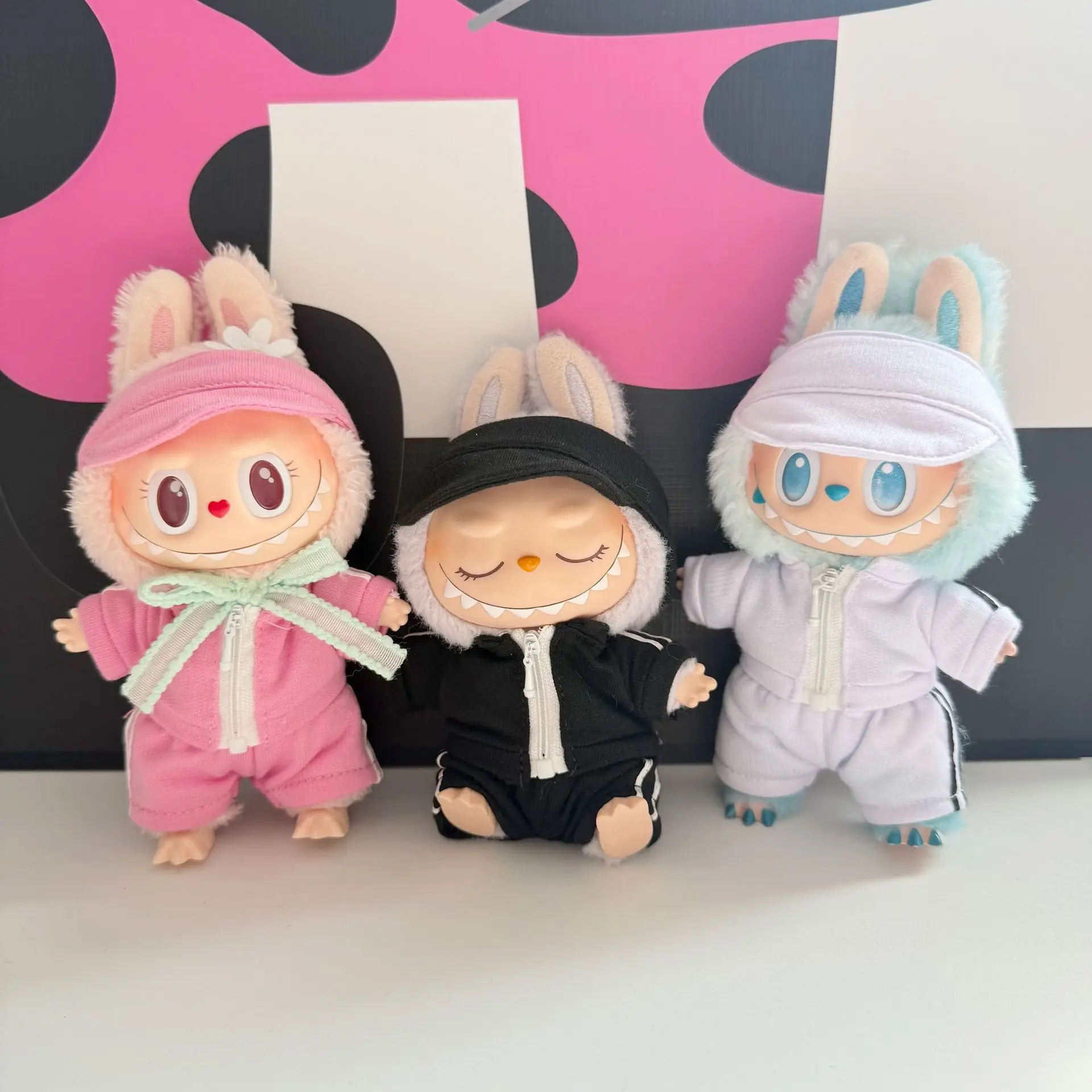 17cm Labubu Outfits 1st/2nd/3rd Gen Zipper Sports Shirt Set LABUBU Hat Shoes Doll Decor Clothes for Cute Plush Toys
17cm Labubu Outfits 1st/2nd/3rd Gen Zipper Sports Shirt Set LABUBU Hat Shoes Doll Decor Clothes for Cute Plush Toys