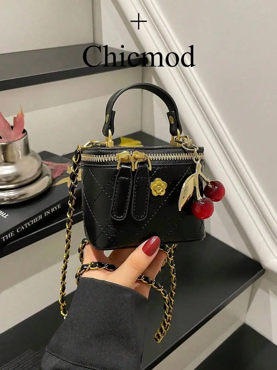 Мини-сумка с ручкой и цепочкой, стеганая, с подвеской в виде вишни, из черной искусственной кожи.
Мини-сумка с ручкой и цепочкой, стеганая, с подвеской в виде вишни, из черной искусственной кожи.