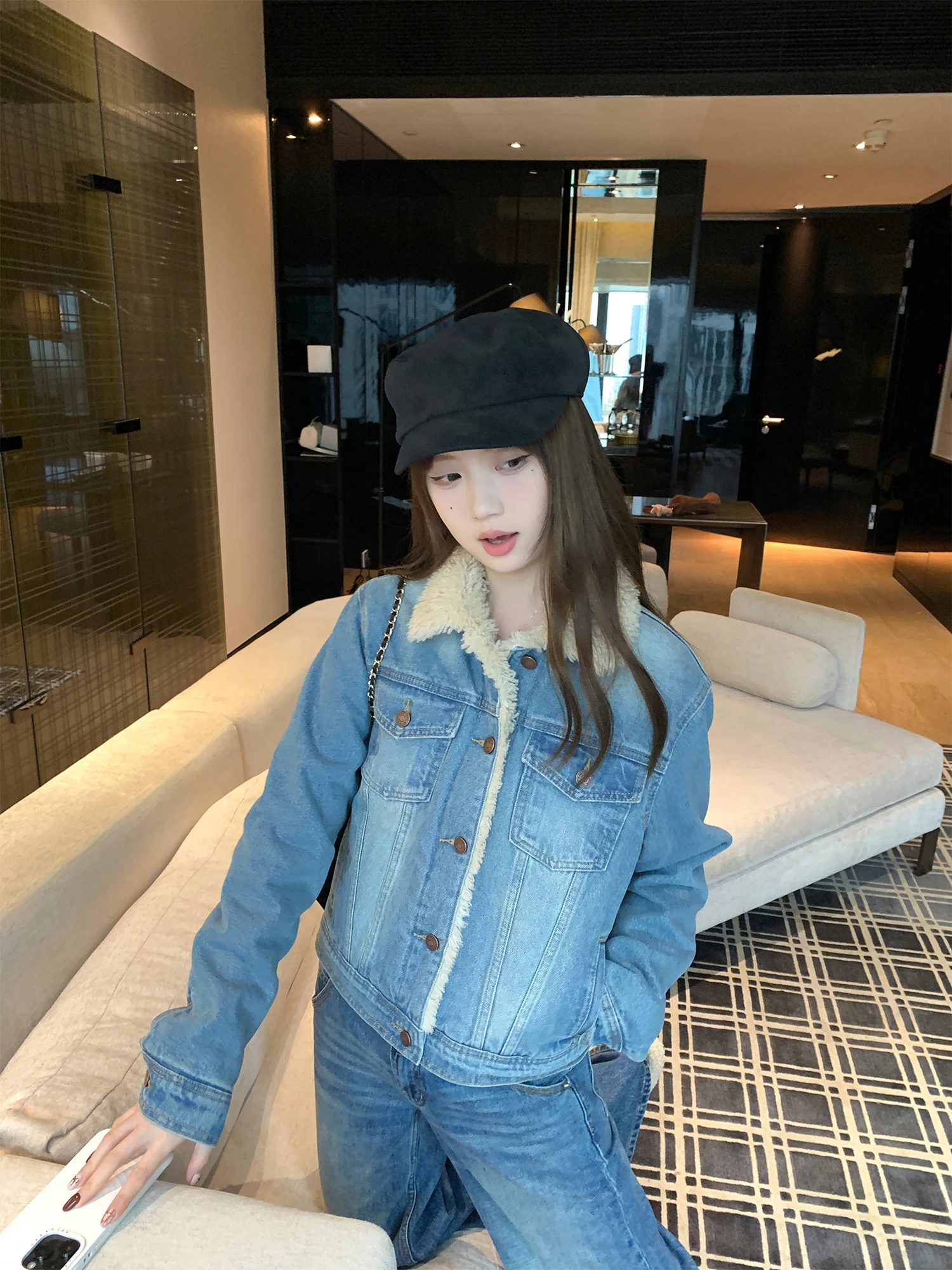 Синяя джинсовая куртка с мехом ягненка, женская зимняя теплая верхняя одежда, прямые джинсы, короткое пальто, теплый отложной воротник, застежка на пуговицах
Синяя джинсовая куртка с мехом ягненка, женская зимняя теплая верхняя одежда, прямые джинсы, короткое пальто, теплый отложной воротник, застежка на пуговицах