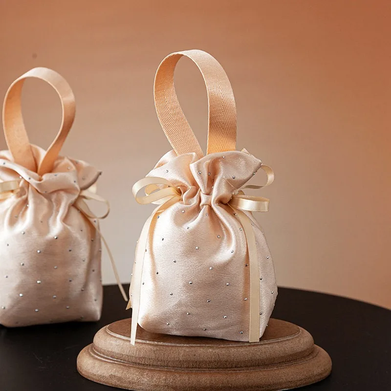 20/30/50Pcs New Wedding Gift Bags With Handles Satin Advanced Candy box Packaging Bag Party Favor Supplies Wholesale
20/30/50Pcs New Wedding Gift Bags With Handles Satin Advanced Candy box Packaging Bag Party Favor Supplies Wholesale