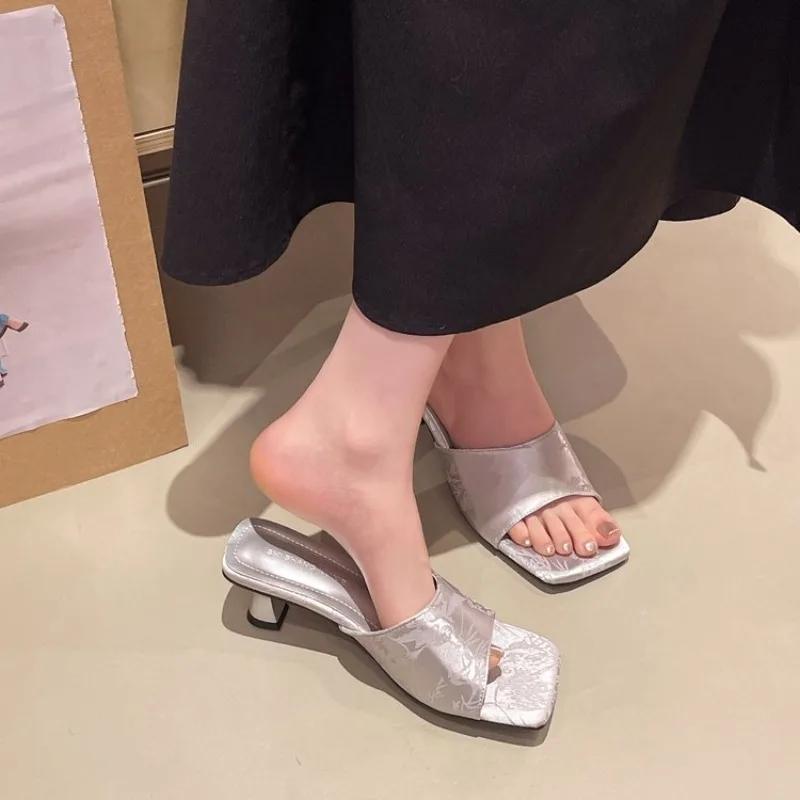 2026 Summer Print Women Slippers Fashion Square Toe Slip On Thick Heel Slides Shoes
2026 Summer Print Women Slippers Fashion Square Toe Slip On Thick Heel Slides Shoes