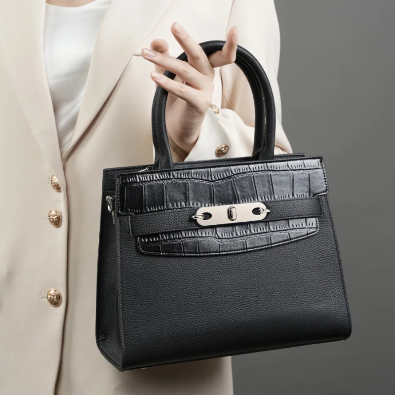 Gentle and elegant 2025 new high-end shoulder crossbody bag, light luxury bag
Gentle and elegant 2025 new high-end shoulder crossbody bag, light luxury bag
