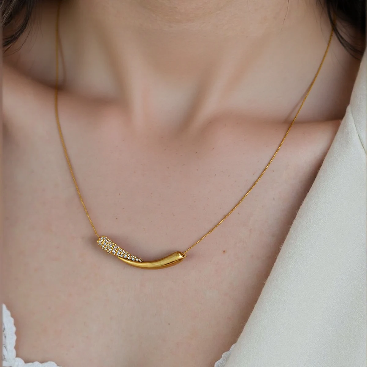 Lxalry Golden Necklace – Streamline Pendant with Gemstone Jewelry, Lightweight Luxury with Dazzling Luster
Lxalry Golden Necklace – Streamline Pendant with Gemstone Jewelry, Lightweight Luxury with Dazzling Luster
