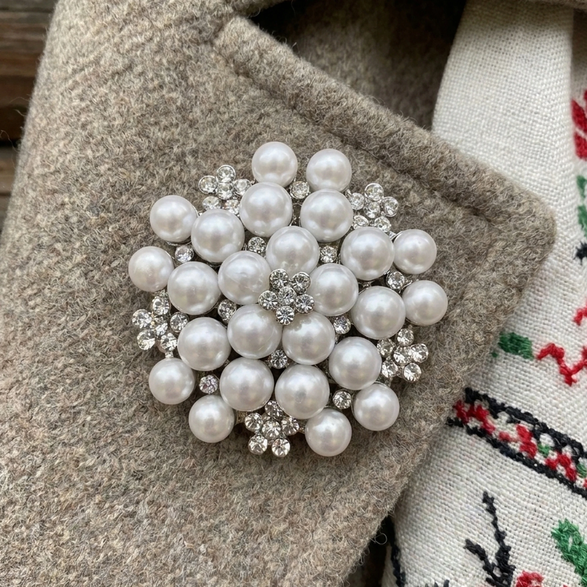 Fashion Pearl Accessories Brooches for Women Creative Rhinestones Flower Pins Friend Event Party New Gifts Jewelry Decoration
Fashion Pearl Accessories Brooches for Women Creative Rhinestones Flower Pins Friend Event Party New Gifts Jewelry Decoration