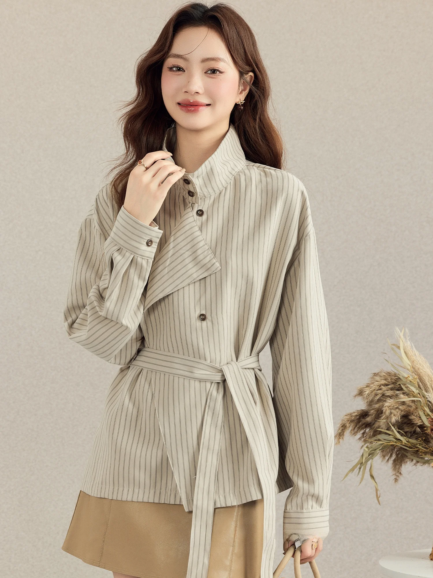 Женская свободная полосатая рубашка с поясом и воротником-стойкой, осенняя модная дизайнерская модель, с поясом, для девушек
Женская свободная полосатая рубашка с поясом и воротником-стойкой, осенняя модная дизайнерская модель, с поясом, для девушек
