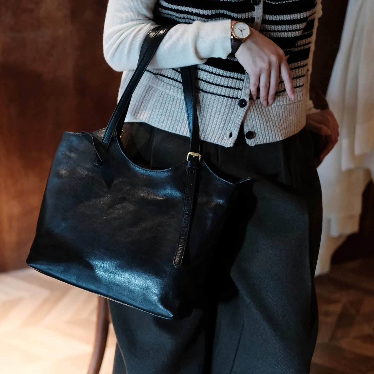 fashion vintage luxury genuine leather women's large tote bag weekend shopping real cow leather shoulder bag commuter handbag
fashion vintage luxury genuine leather women's large tote bag weekend shopping real cow leather shoulder bag commuter handbag