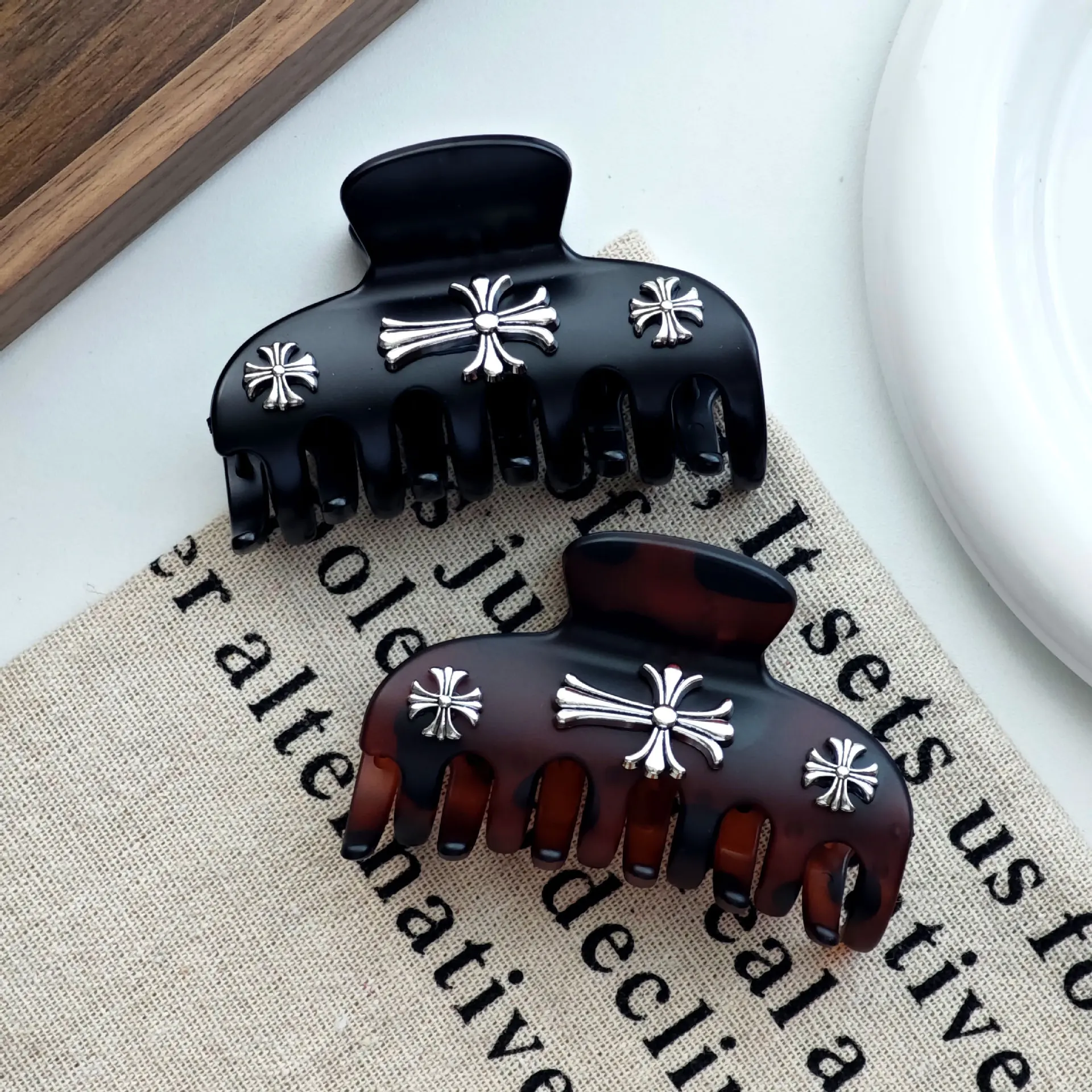 2025 New Cross Large Shark Grip Clip Hair Clip Sweet Cool Style Fashion Hair Accessories Square Grip Clip at the Back of the Hea
2025 New Cross Large Shark Grip Clip Hair Clip Sweet Cool Style Fashion Hair Accessories Square Grip Clip at the Back of the Hea