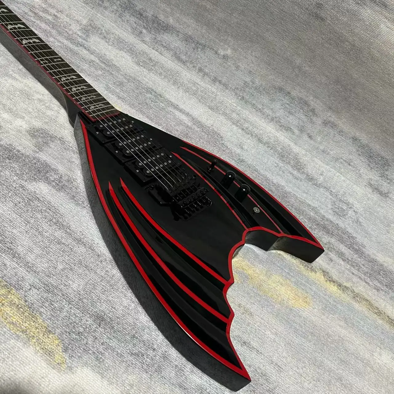 Электрогитара Black Factory Customization в форме летучей мыши с тремоло-бриджем, корпус из красного дерева, 3 звукоснимателя
Электрогитара Black Factory Customization в форме летучей мыши с тремоло-бриджем, корпус из красного дерева, 3 звукоснимателя