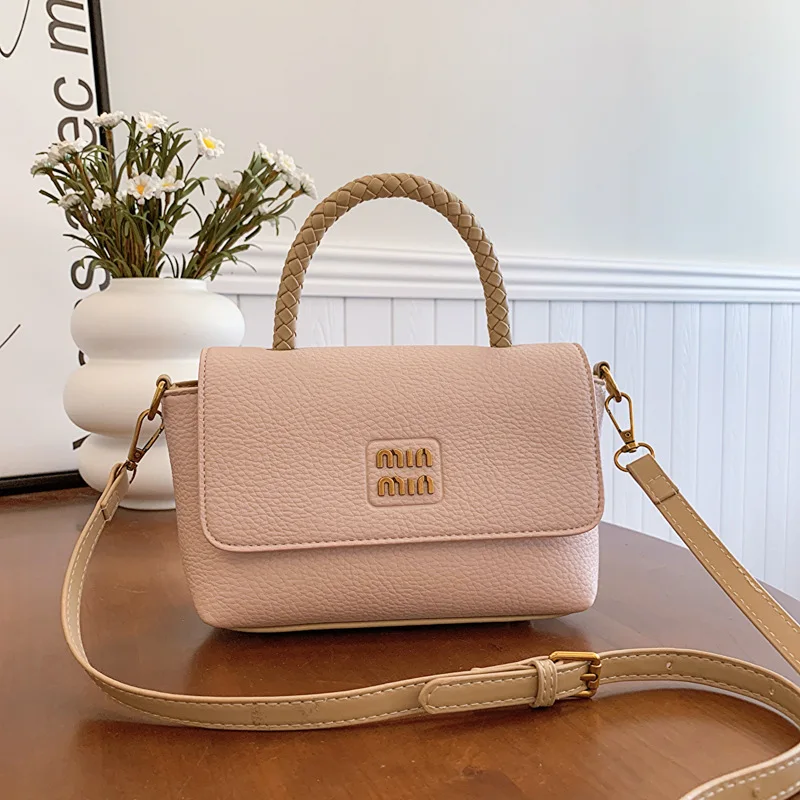 2025 New Fashion Simple Portable Shoulder Bag Commuter Women's Bag Niche Popular High-end Messenger Small Square Bag
2025 New Fashion Simple Portable Shoulder Bag Commuter Women's Bag Niche Popular High-end Messenger Small Square Bag