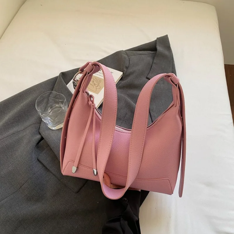 Практичная и элегантная женская сумка-мессенджер с несколькими карманами и кожаной конструкцией премиум-класса.
Практичная и элегантная женская сумка-мессенджер с несколькими карманами и кожаной конструкцией премиум-класса.