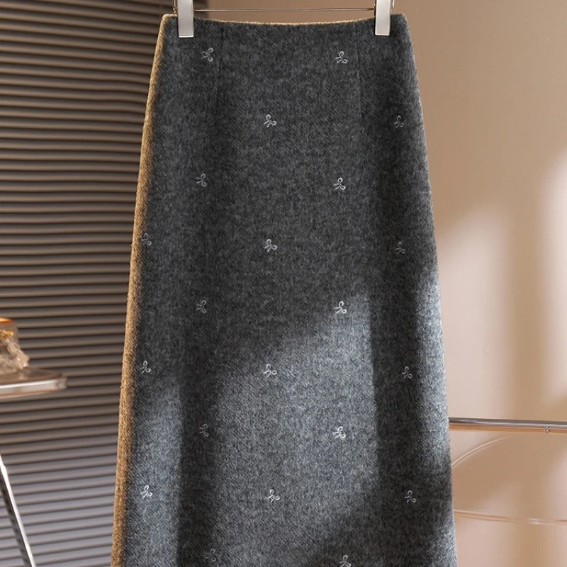 Wool Skirt Women's Winter 2025 New Bow-printed Woolen A-word Straight Hip Skirt
Wool Skirt Women's Winter 2025 New Bow-printed Woolen A-word Straight Hip Skirt
